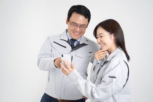 ニッピーの特徴その１に関する画像 スマホを操作している様子